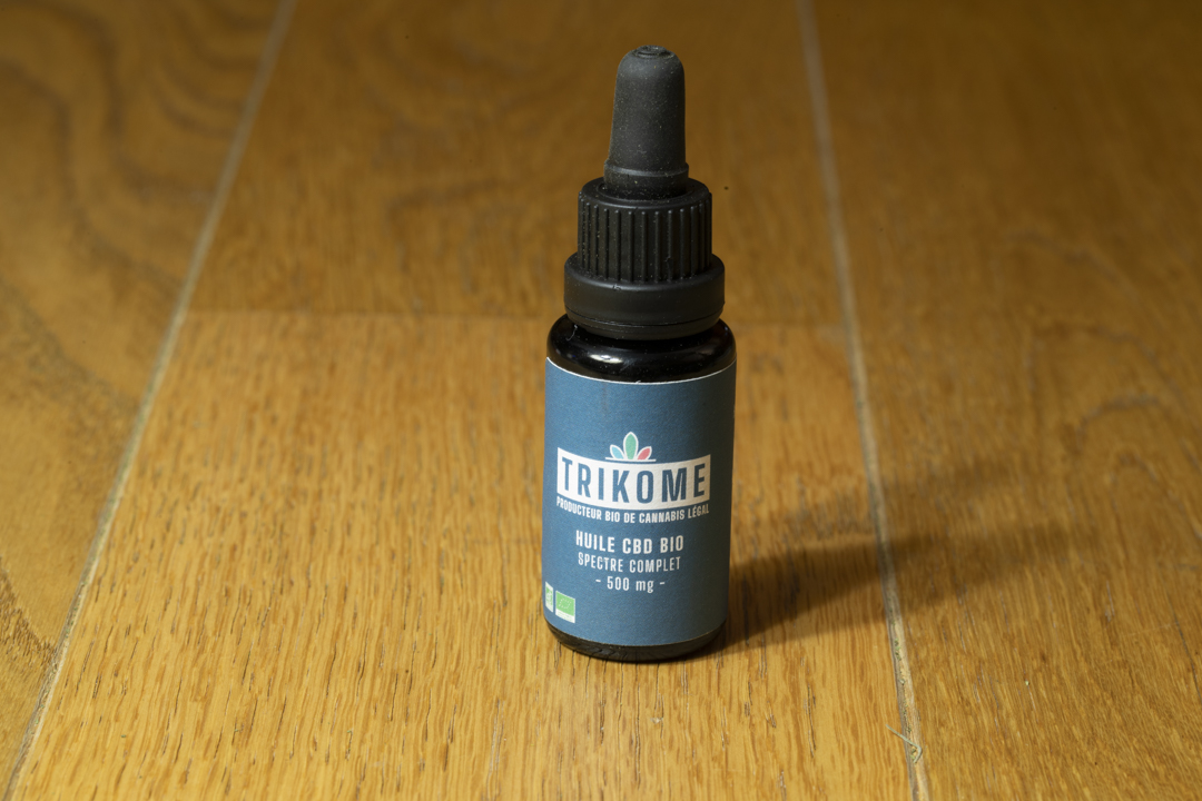Flacon d’huile de CBD issu d’une production locale en Savoie, présenté avec un compte-gouttes pour un dosage précis, garantissant une extraction naturelle et de haute qualité.